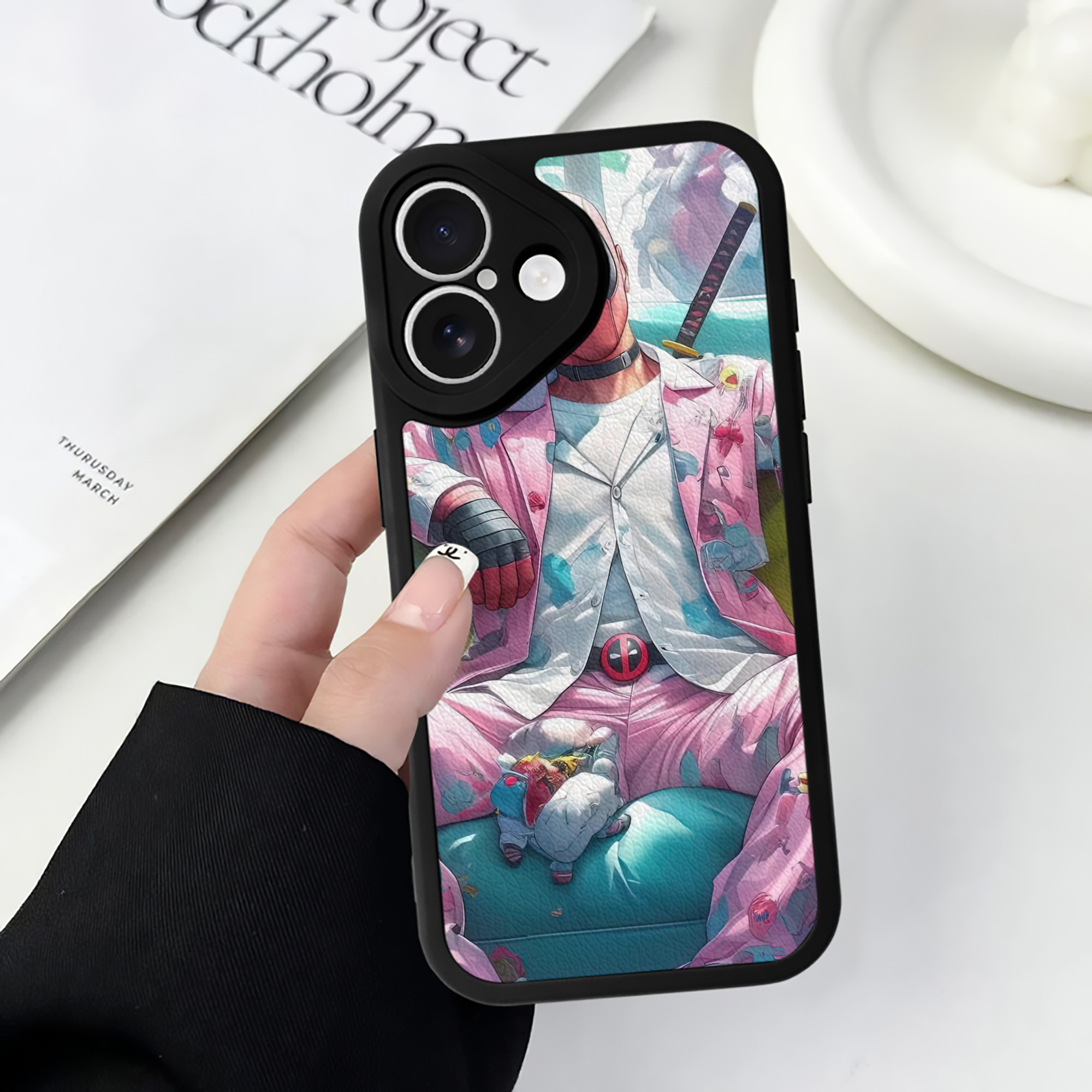 （画像用） Deadpool デッドプール 【iPhone 16シリーズ対応】シリコンスマホケース（レザー調） 材質：シリコン